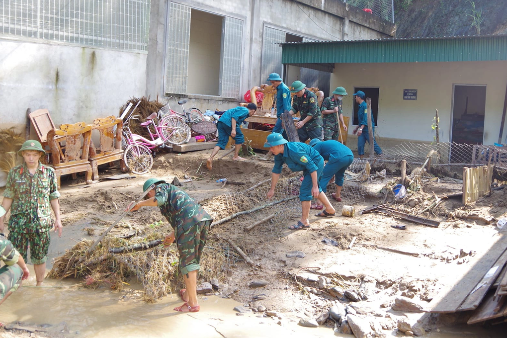 Tìm thấy ô tô bị lũ cuốn trôi sau gần một tuần - 4 Tìm thấy ô tô bị lũ cuốn trôi sau gần một tuần - 4