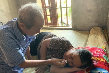 Nghẹn đắng cảnh ông bệnh tim chống gậy chăm bà ung thư