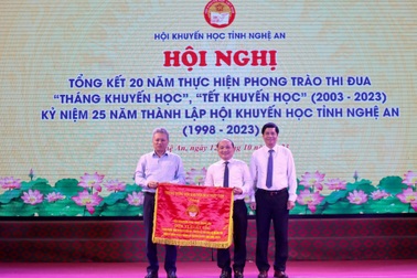 Hội Khuyến học Nghệ An nhận cờ đơn vị xuất sắc