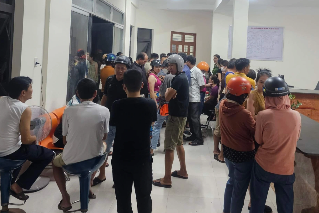 Hàng trăm người vây trụ sở điện lực vì bị lén lấy thông tin cá nhân - 1 Hàng trăm người vây trụ sở điện lực vì bị lén lấy thông tin cá nhân - 1