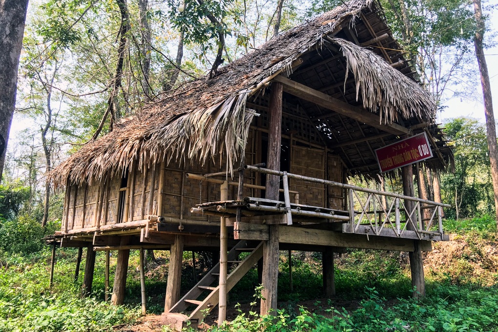 Nỗ lực của Đảng và Nhà nước đối với một dân tộc rất ít người - 1 Nỗ lực của Đảng và Nhà nước đối với một dân tộc rất ít người - 1