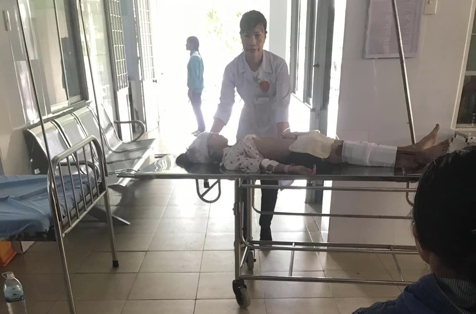 Xe khách rơi xuống vực, ít nhất 4 người chết, hàng chục người bị thương - 2 Xe khách rơi xuống vực, ít nhất 4 người chết, hàng chục người bị thương - 2