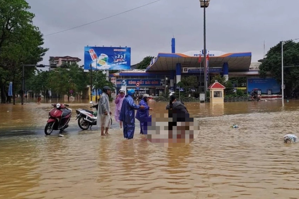 Sản phụ vượt cạn ngay giữa dòng nước lũ - 1 Sản phụ vượt cạn ngay giữa dòng nước lũ - 1