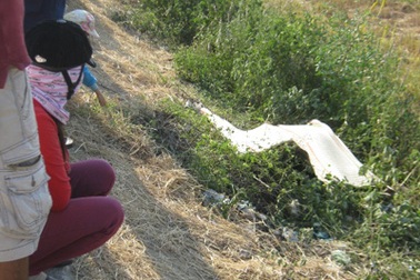 Phát hiện xác một phụ nữ bên vệ đường