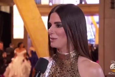 Sandra Bullock tỏa sáng trên thảm đỏ