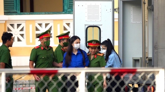 Cảnh hoa hậu Thùy Tiên được dẫn giải đến tòa