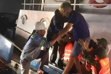 2 thuyền viên sống sót kỳ diệu sau nhiều giờ trôi dạt trên biển