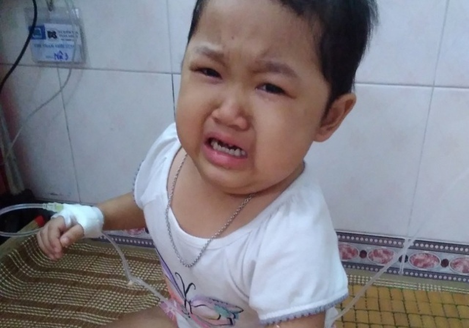 Xót xa cảnh bé gái đau đớn khóc khản giọng mong được ở bên cha - 1 Xót xa cảnh bé gái đau đớn khóc khản giọng mong được ở bên cha - 1