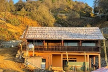 Băng giá phủ mái nhà, yên xe vùng cao Sơn La, khách tiếc nuối không lên kịp