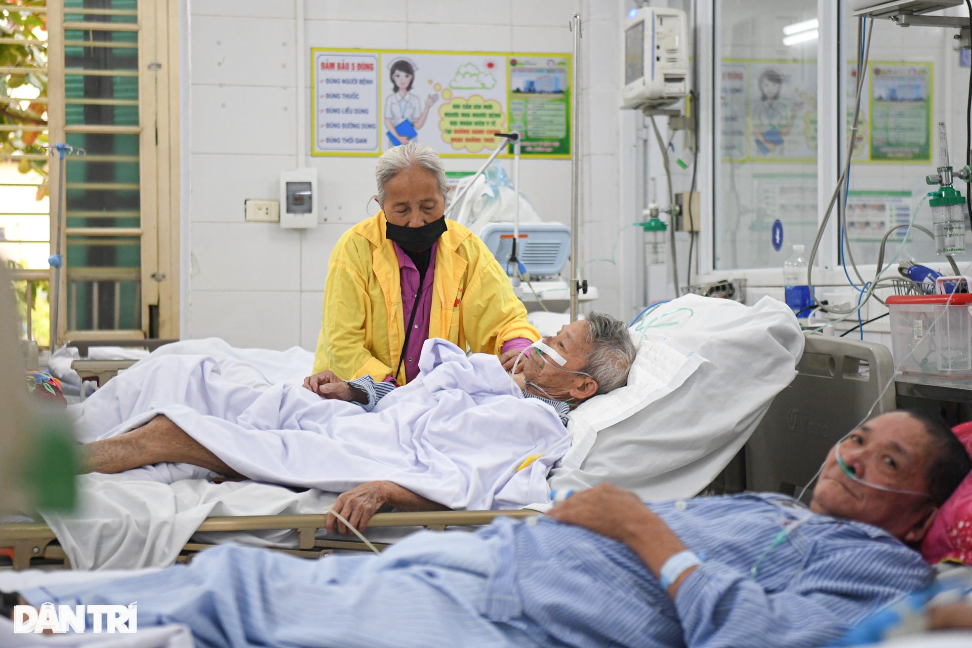 Hà Nội: Nhiều người nhập viện, nguy kịch vì đợt rét chớp nhoáng - 9