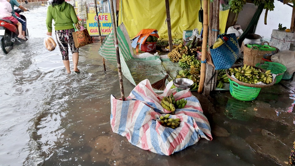 Người Sài Gòn lội nước triều cường đen ngòm về nhà sau giờ tan tầm - 10