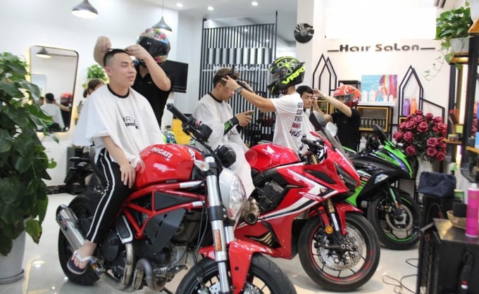 Salon tóc dùng dàn motor tiền tỷ làm ghế ngồi cho khách và sự thật bất ngờ phía sau - Ảnh 1. Salon tóc dùng dàn motor tiền tỷ làm ghế ngồi cho khách và sự thật bất ngờ phía sau - Ảnh 1.