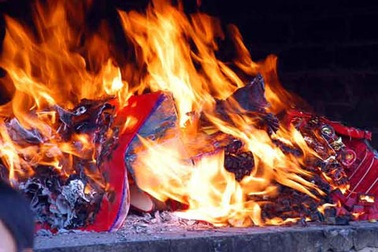 Việc xử phạt những vi phạm trong lễ hội khó như…lên trời?