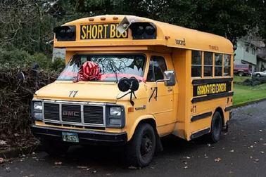 Ông nội chất chơi mua xe buýt đưa đón 10 đứa cháu đến trường