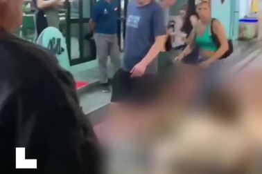 Cảnh sát thồ 2 du khách say khướt về khách sạn, cho lên giường đắp chăn