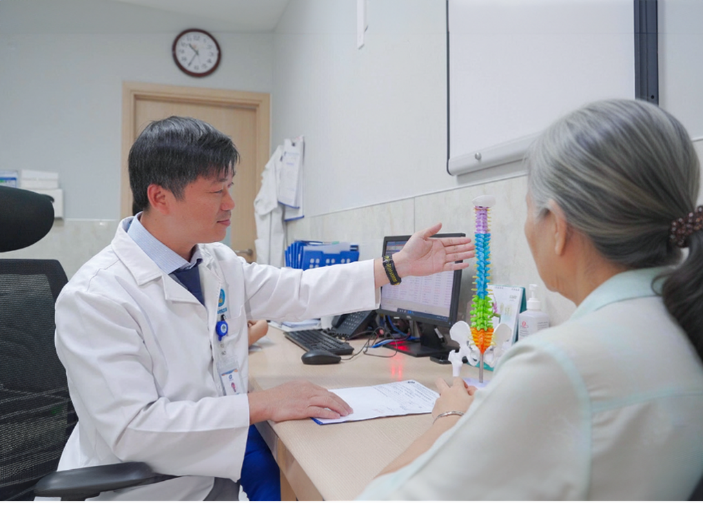 ປວດຫລັງຫຼັງຈາກນັ່ງເປັນເວລາດົນ: ອາການຂອງ scoliosis ທີ່ເບິ່ງຂ້າມໄດ້ງ່າຍ - 2 Đau lưng sau thời gian ngồi lâu: Dấu hiệu vẹo cột sống dễ bị bỏ qua - 2