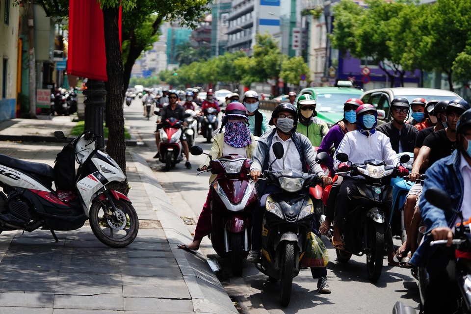 Người Sài Gòn quay quắt với thời tiết oi bức, độ ẩm cao - 6 Người Sài Gòn quay quắt với thời tiết oi bức, độ ẩm cao - 6