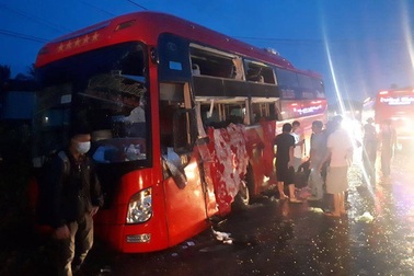 Hai xe khách đối đầu, hàng chục hành khách hoảng loạn