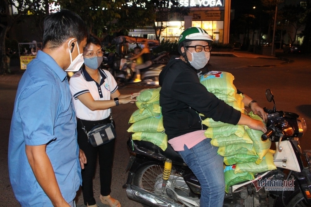 Tan làm, nhịn đói đến hẻm nhỏ Sài Gòn tặng quà: Còn rất nhiều người khổ - 3 Tan làm, nhịn đói đến hẻm nhỏ Sài Gòn tặng quà: Còn rất nhiều người khổ - 3
