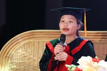 Nữ sinh không có bố, mẹ tâm thần, bật khóc trước cổng trường đại học