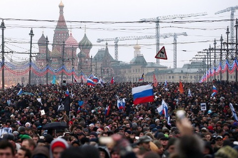 Hàng chục nghìn người Nga tuần hành tưởng nhớ lãnh đạo đối lập