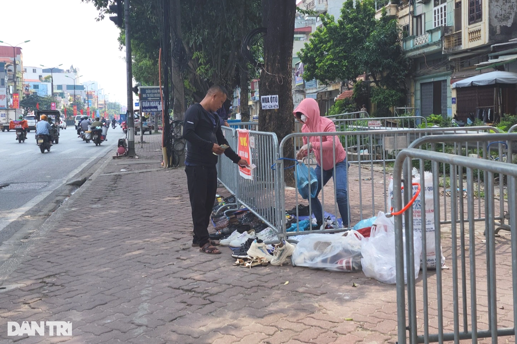 Hà Nội dựng hàng loạt rào chắn để giữ vỉa hè - 2 Hà Nội dựng hàng loạt rào chắn để giữ vỉa hè - 2