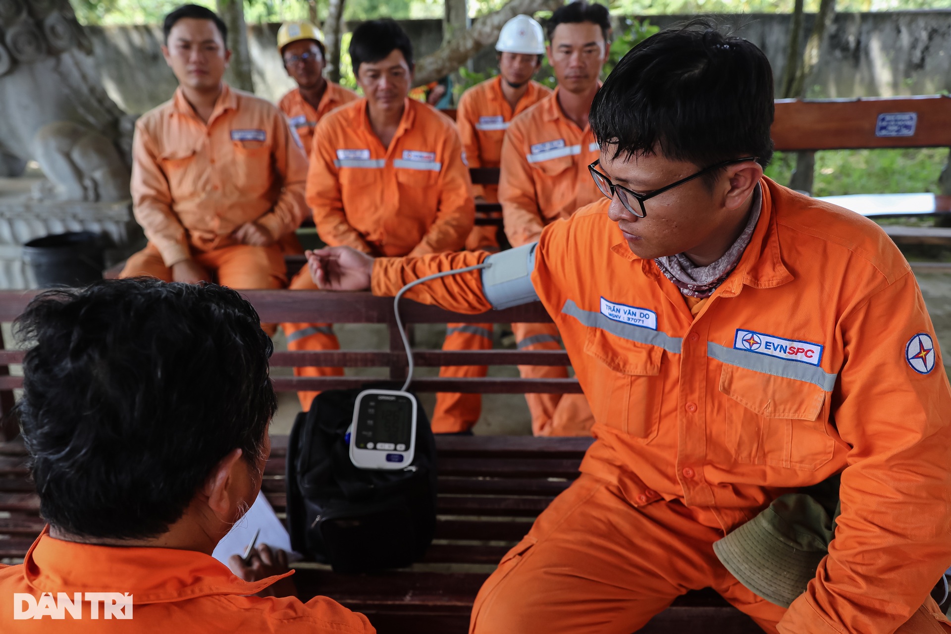 Những chú ong thợ trên đường dây 500kV mạch 3 - 3 Những chú ong thợ trên đường dây 500kV mạch 3 - 3