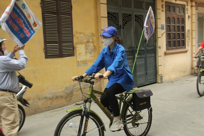 Hà Nội: Cơ quan chức năng bật nhạc Ghen Cô vi, đạp xe tuyên truyền phòng chống COVID-19 khắp đường phố - Ảnh 13. Hà Nội: Cơ quan chức năng bật nhạc Ghen Cô vi, đạp xe tuyên truyền phòng chống COVID-19 khắp đường phố - Ảnh 13.