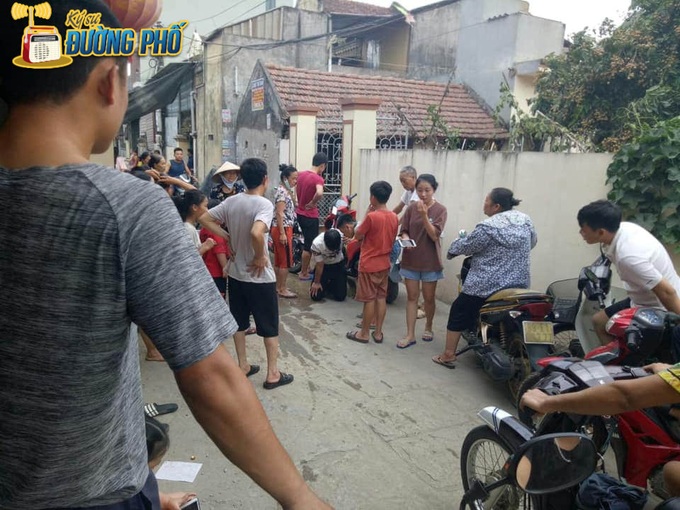 Thanh niên đi SH đến nhà bạn gái, rồi quỳ gối trước cổng khiến cả xóm đổ ra xem - Ảnh 3. Thanh niên đi SH đến nhà bạn gái, rồi quỳ gối trước cổng khiến cả xóm đổ ra xem - Ảnh 3.