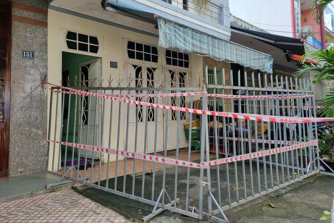 Dựng hàng rào sắt vây quanh nhà F1, địa phương nói gì? - 1 Dựng hàng rào sắt vây quanh nhà F1, địa phương nói gì? - 1
