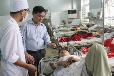 Xe khách lật nhào, 37 sinh viên và công nhân nghèo nhập viện