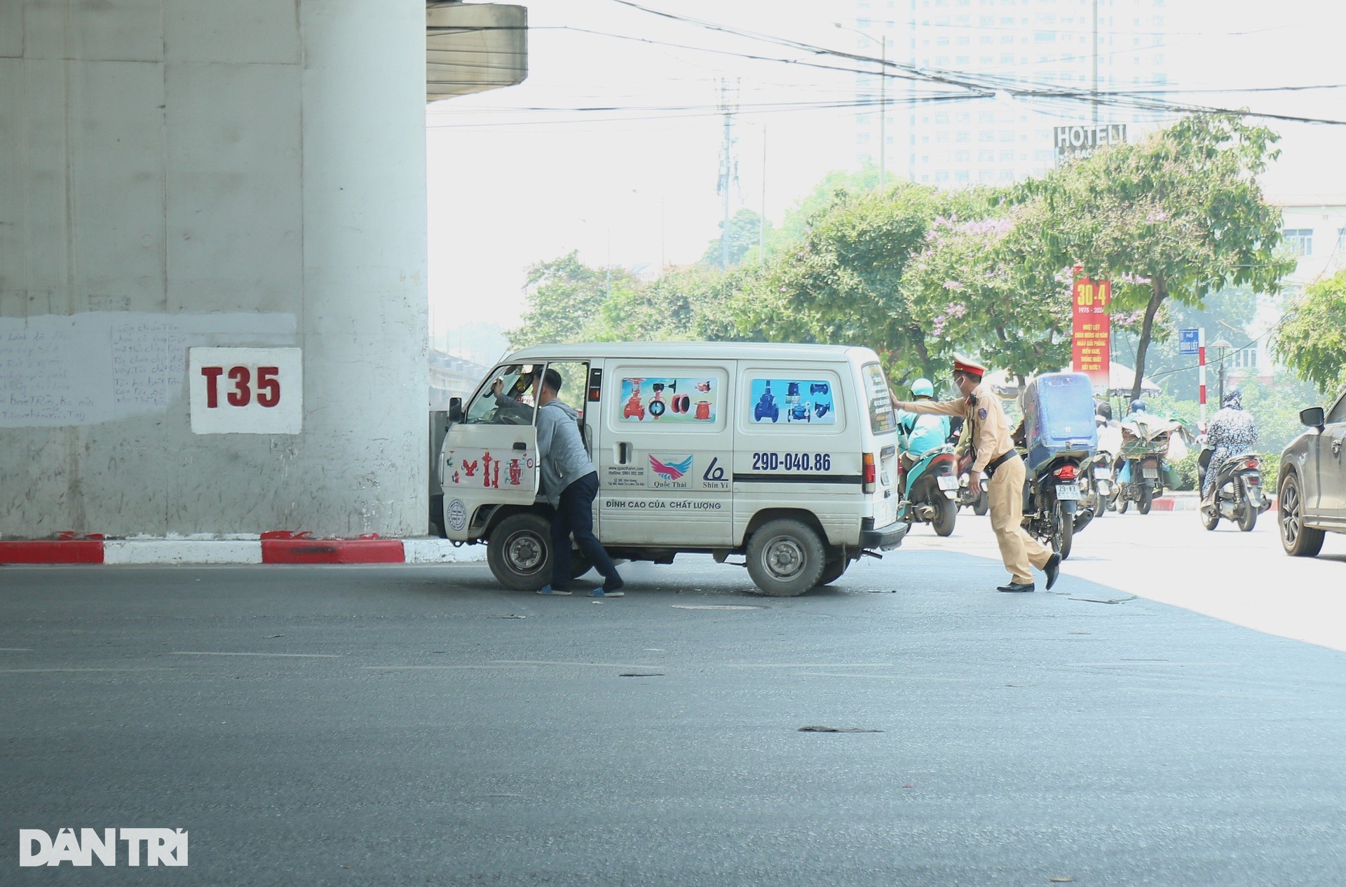 CSGT Hà Nội điều tiết giao thông dưới nắng nóng gay gắt như chảo lửa - 10 CSGT Hà Nội điều tiết giao thông dưới nắng nóng gay gắt như chảo lửa - 10