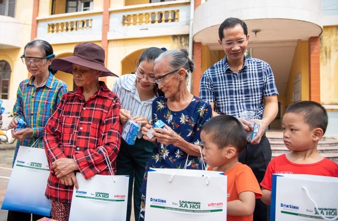 Bà Vũ Thị Đức, Phó Giám đốc công ty CP Phát triển Báo Sáng, Phó Trưởng ban tổ chức Chương trình; ông Trần Văn Hà, Phó Giám đốc sở LĐ-TB&XH tỉnh Bắc Giang với các cụ già và cháu nhỏ tại Trung tâm bảo trợ xã hội