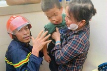 Đục, phá bê tông để giải cứu bé trai 5 tuổi mắc kẹt trong ống thoát nước