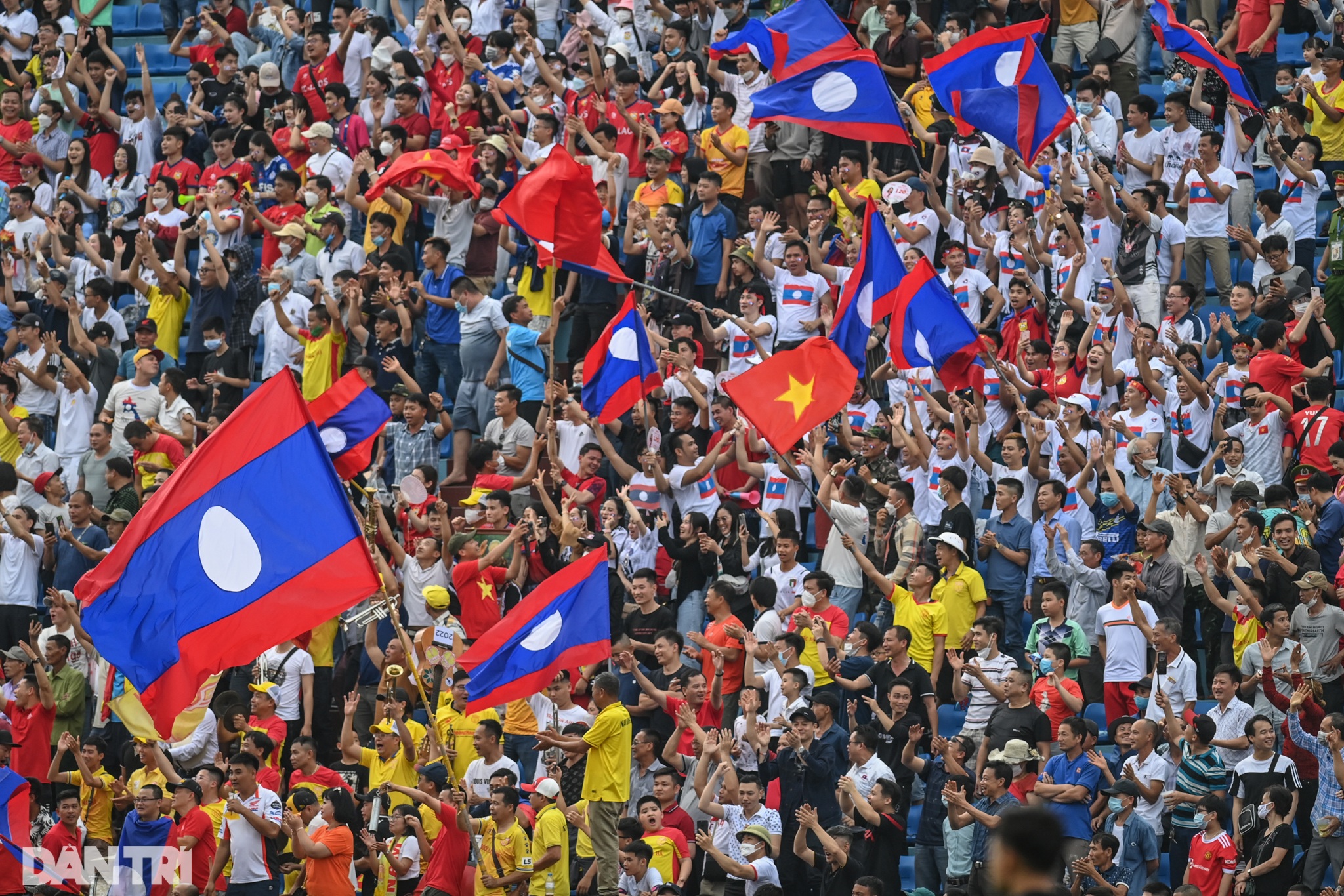 Được CĐV Việt Nam tiếp sức, U23 Lào biến Thiên Trường trở thành sân nhà - 3 Được CĐV Việt Nam tiếp sức, U23 Lào biến Thiên Trường trở thành sân nhà - 3