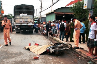 Một người chết thảm nghi vì tiếng còi xe tải