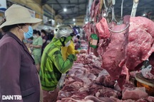 Người dân nhộn nhịp đi sắm Tết, giá thực phẩm bắt đầu leo thang