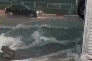 Đưa người dân ra khỏi nơi ngập sâu ở Bình Dương, trôi xe máy ở Đồng Nai