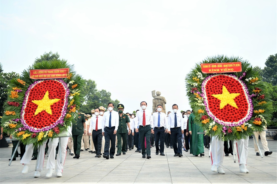 Lãnh đạo TPHCM viếng Nghĩa trang Liệt sỹ nhân ngày thống nhất đất nước - 1 Lãnh đạo TPHCM viếng Nghĩa trang Liệt sỹ nhân ngày thống nhất đất nước - 1