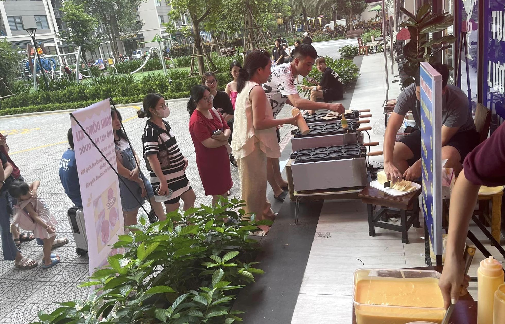 ម្ចាស់ហាងរកចំណូលបាន៥០លានដុងក្នុងមួយថ្ងៃ ដោយសារនំខេកពេញនិយមក្នុងចំណោមយុវវ័យ - ៣ Chủ tiệm kiếm 50 triệu đồng một ngày nhờ loại bánh hot trend với giới trẻ - 3