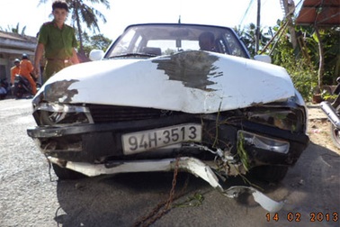 Ô tô tông xe máy, ủi gãy cột điện