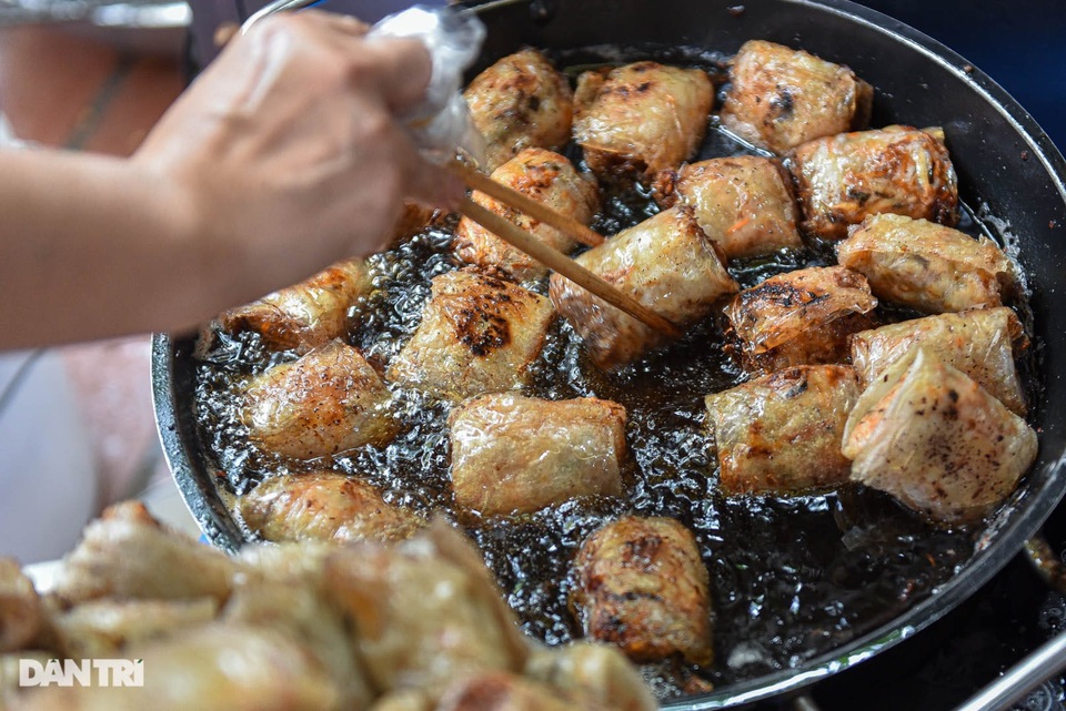 Quán bún chả núp dưới chân cầu thang khu tập thể, có ngày bán 600 suất - 6 Quán bún chả núp dưới chân cầu thang khu tập thể, có ngày bán 600 suất - 6