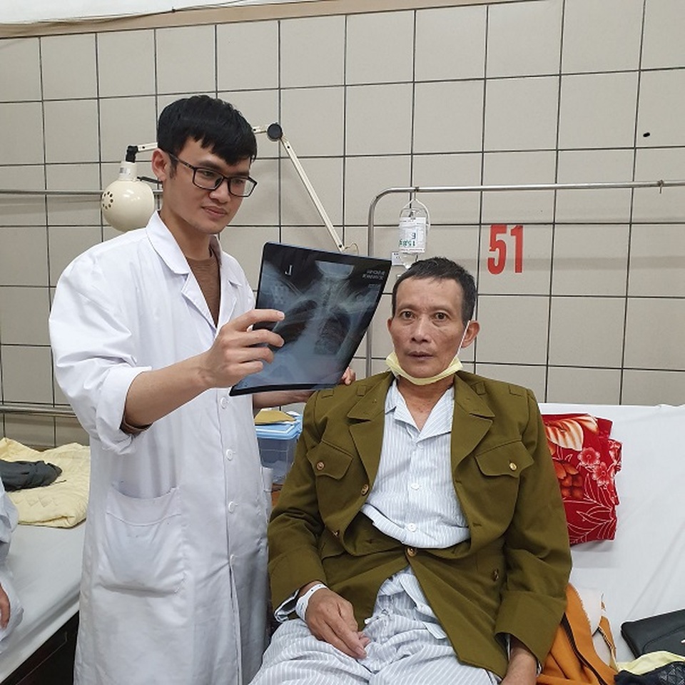 Người đàn ông ung thư thực quản vì hút thuốc, uống rượu trên 30 năm - 2 Người đàn ông ung thư thực quản vì hút thuốc, uống rượu trên 30 năm - 2