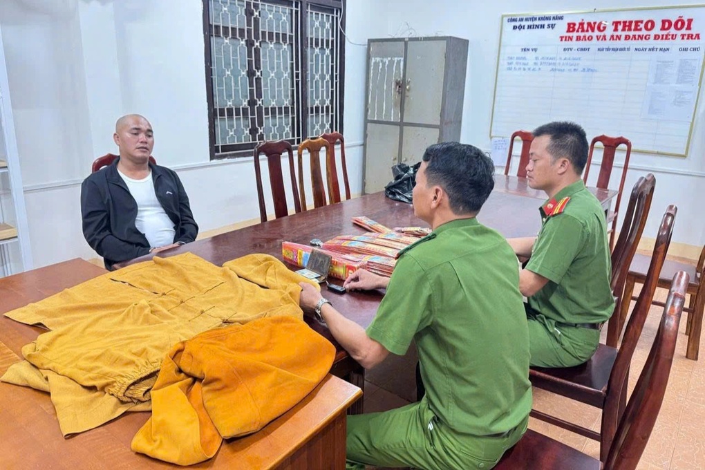 Giả danh nhà sư đi lừa tiền bằng chiêu có vong theo - 1 Giả danh nhà sư đi lừa tiền bằng chiêu có vong theo - 1
