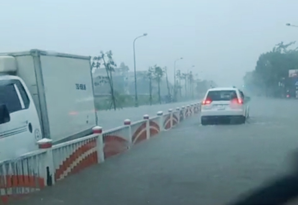“Rốn” lũ Phong Điền nước dâng nhanh, ngập đến nửa nhà dân - 22 “Rốn” lũ Phong Điền nước dâng nhanh, ngập đến nửa nhà dân - 22