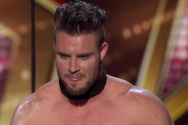 Cú tuột tay “đứng tim” trong tiết mục xiếc nhào lộn