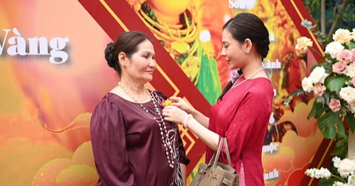 View - Xúc động lễ tri ân đấng sinh thành "Bách thiện hiếu vi tiên" ở Hà Nội | Báo Dân trí