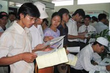Hà Nội: Bát nháo trung tâm giới thiệu việc làm