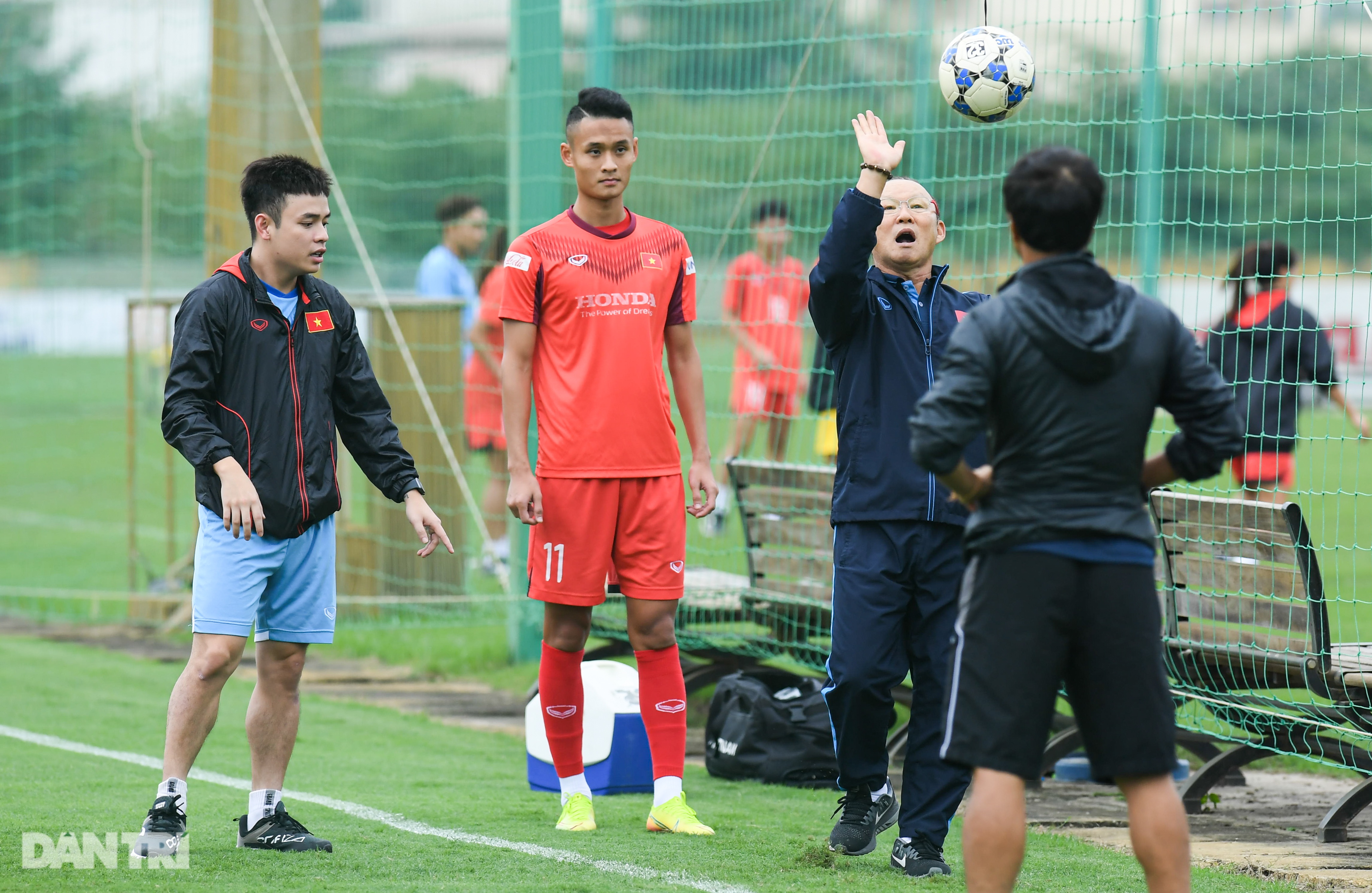 Thầy Park nhăn mặt, hướng dẫn học trò tới bung giày - 7 Thầy Park nhăn mặt, hướng dẫn học trò tới bung giày - 7