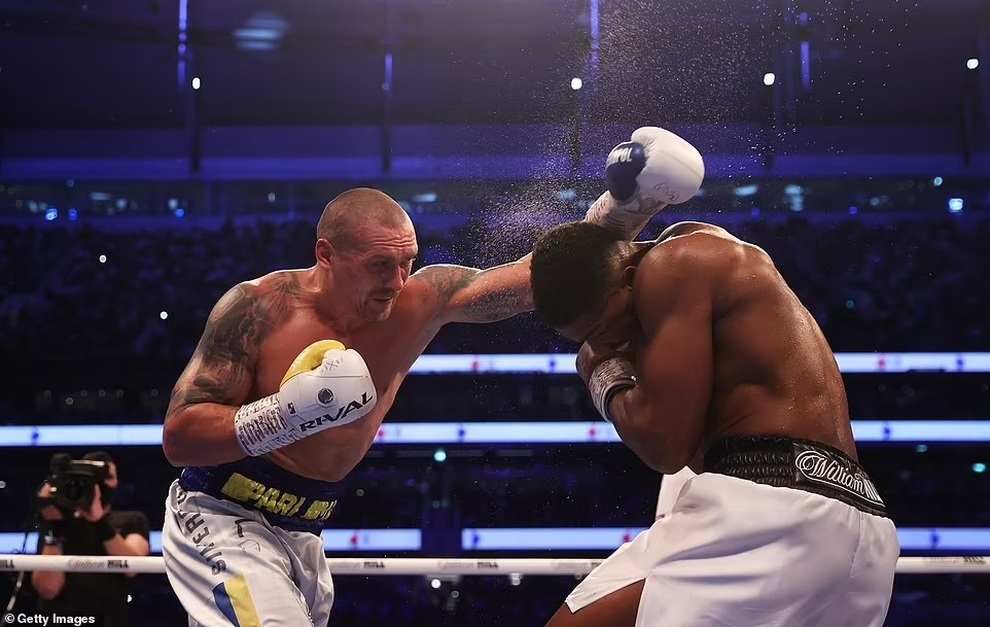 Oleksandr Usyk đánh bại Anthony Joshua, thâu tóm 4 đai vô địch hạng nặng - 2 Oleksandr Usyk đánh bại Anthony Joshua, thâu tóm 4 đai vô địch hạng nặng - 2